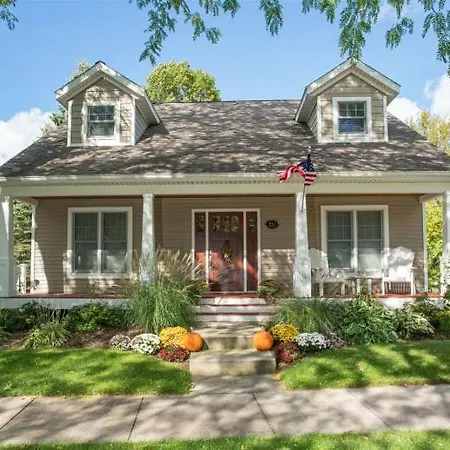 Tranquility Beach House - Beautiful Cape Cod Style Home Just A Short Walk To Oak Street Beach Access